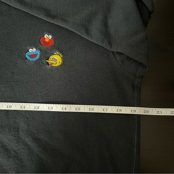 Kaws x Uniqlo Sesame Street Sweatshirt Unisex Size XS Black Embroidered Crewneck - Picture 12 of 13